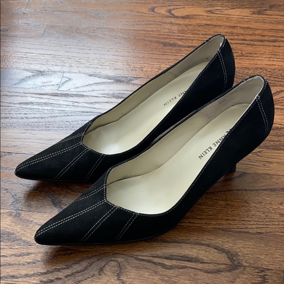 Anne Klein AK black suede low heels, sz 6.5 - Picture 2 of 8